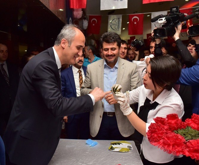 Belediye Başkanı Askere Gidecek Gençlere Kına Yaktı