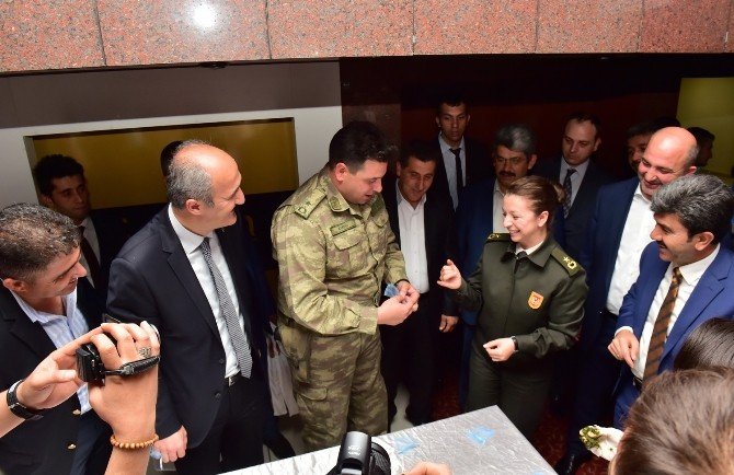 Belediye Başkanı Askere Gidecek Gençlere Kına Yaktı