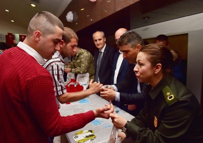 Belediye Başkanı Askere Gidecek Gençlere Kına Yaktı