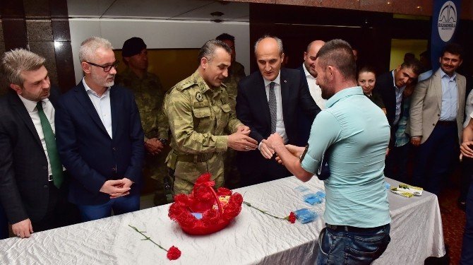 Belediye Başkanı Askere Gidecek Gençlere Kına Yaktı