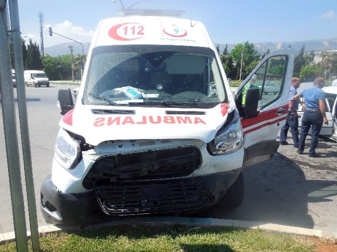 Ambulans İle Otomobil Çarpıştı: 1 Ölü, Biri Bebek 3 Yaralı