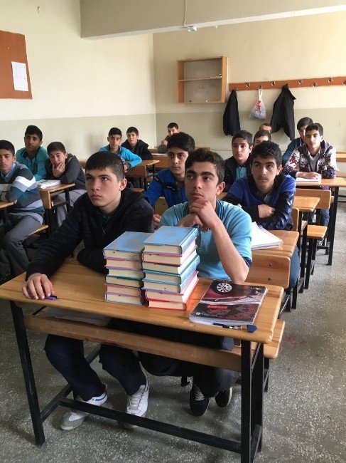 Ensar Vakfı Muş Şubesi, 210 Öğrenciye Kur’an-ı Kerim Dağıttı