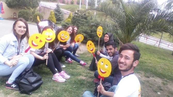 SAÜ Öğrencilerinden ‘Sakarya Gülüyor Türkiye Gülüyor’ İsimli Sosyal Farkındalık Projesi