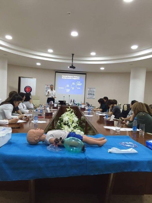 Azerbaycanlı Doktorlara “Çocuklarda İleri Yaşam Kursu”