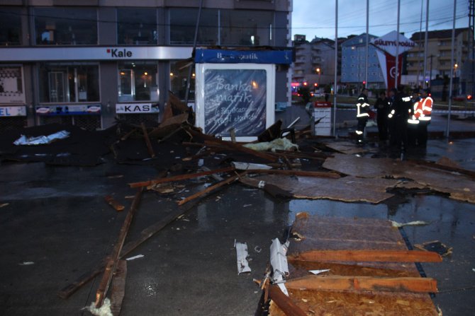 Ereğli'de fırtına çatıları uçurdu, ağaçları yıktı