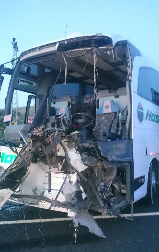 Malatya’da TIR yolcu otobüsüne çarptı: 5 yaralı
