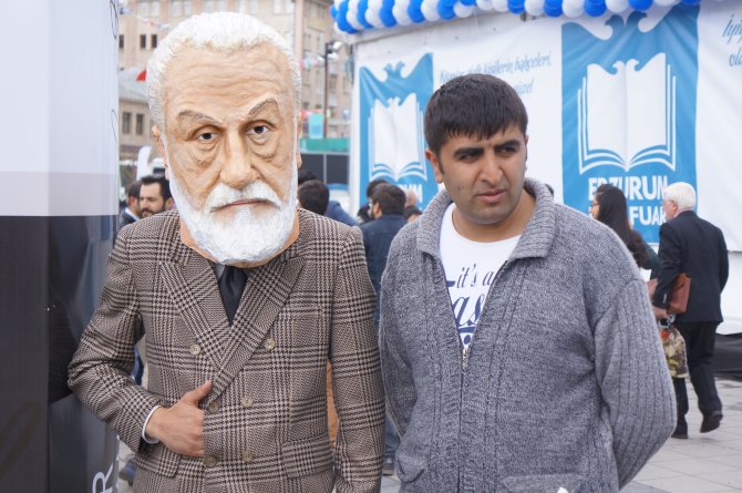 Ziyaretçiler 'Mehmet Akif', 'Necip Fazıl' maskesi ile karşılandı