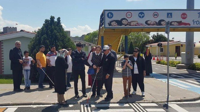 Esenyurt Belediyesi’nden Görme Engelli Vatandaşlara Trafik Eğitimi