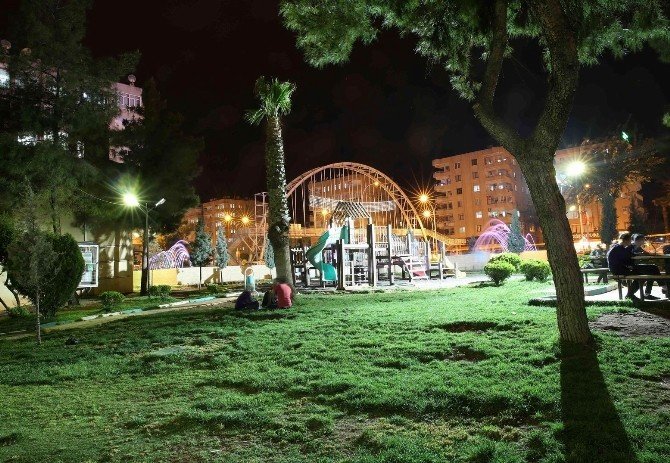 Haliliye’de Parklar Geceleri Işıl Işıl