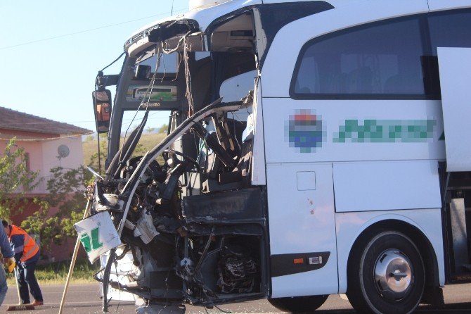 Malatya’da Tır Ve Yolcu Otobüsü Çarpıştı: 4 Yaralı
