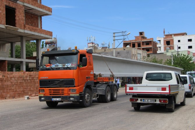 Uzun köprü parçaları taşıyan TIR'lar Midyat'ta trafiği felç etti