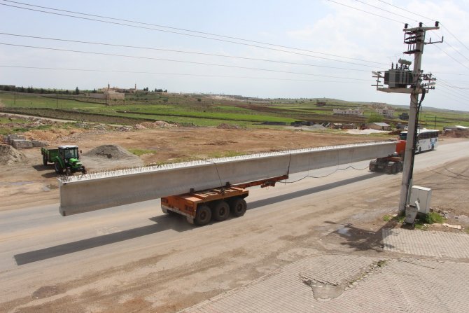 Uzun köprü parçaları taşıyan TIR'lar Midyat'ta trafiği felç etti