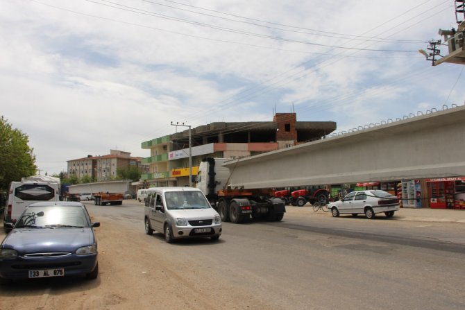 Uzun köprü parçaları taşıyan TIR'lar Midyat'ta trafiği felç etti