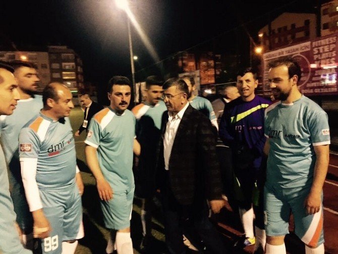 Niğde Belediye Başkanı Faruk Akdoğan, Futbol Turnuvasını Yakından Takip Ediyor
