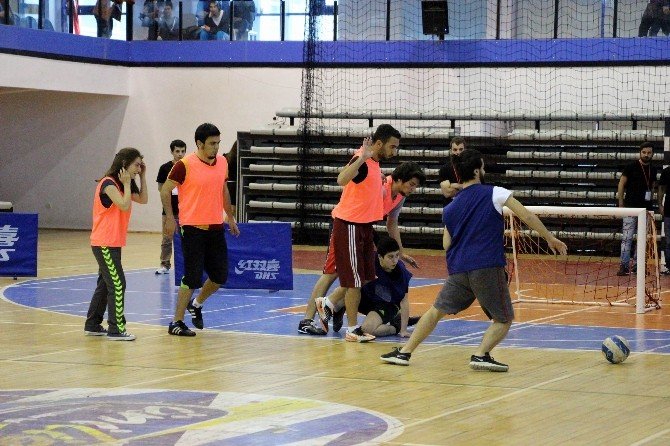 "3 Erkek 1 Kız, Biraz Hareket Biraz Hız" Mini Futbol Turnuvası