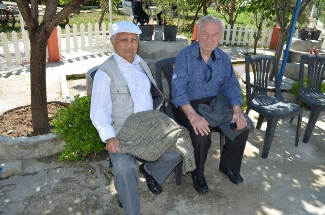 Burhaniye’de Yaşlılar Piknikde Moral Buldu