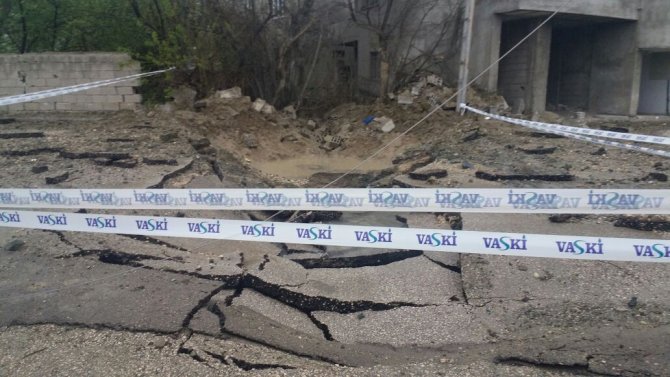 Van’daki patlamanın şiddeti gündüz ortaya çıktı