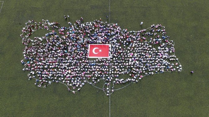 2 Bin Çocuğun Oluşturduğu Dev Türkiye Haritası Havadan Böyle Görüntülendi