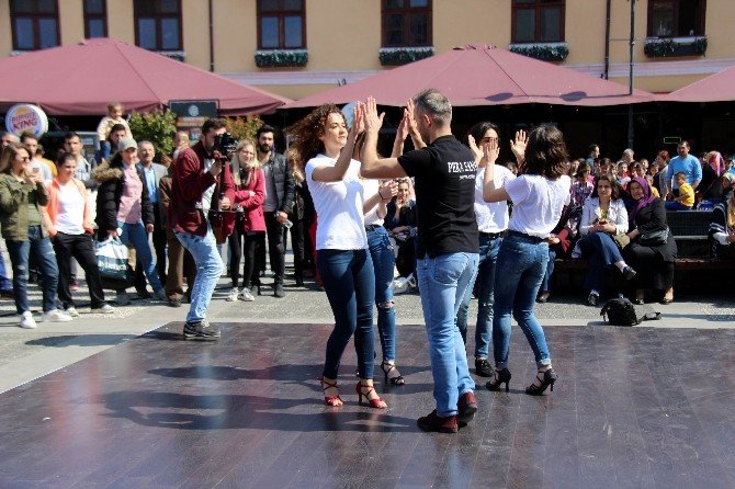 Bulvar AVM’den Dans Gösterisi