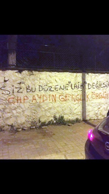 AK Parti’li Öz’den CHP’nin Pankartı Sonrası Provokasyon Uyarısı