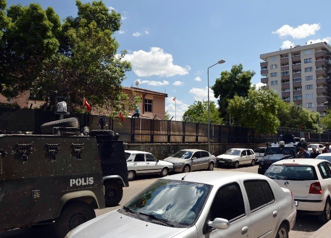 Diyarbakır’da Askeri Binaya El Yapımı Patlayıcı Atıldı