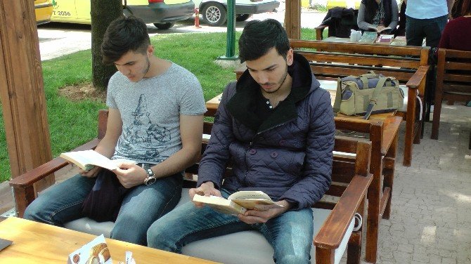 Parkta Kitap Okudular