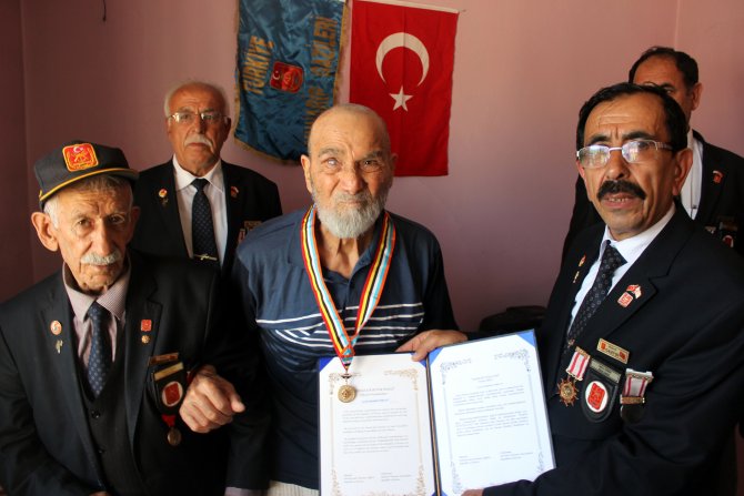 Savaştan 66 yıl sonra onur madalyası verildi