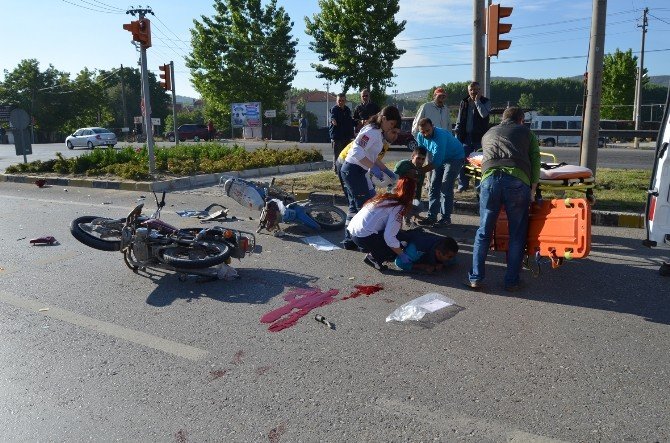 Kula’da Motosikletler Çarpıştı: 2 Yaralı