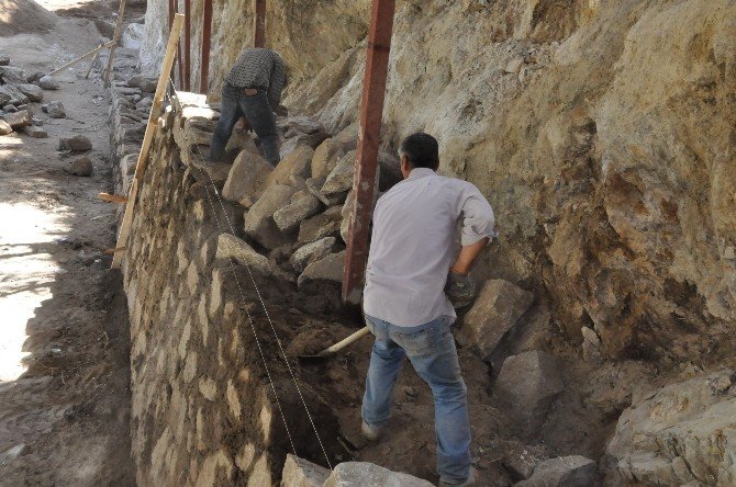 Nazilli’de Ketendere Mahallesine İstinat Duvarları Yapılıyor