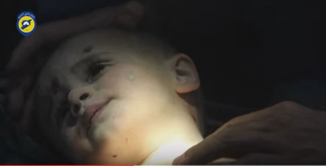 Rejim güçlerinin bombaladığı Halep'te 3 yaşındaki çocuk enkazdan sağ kurtarıldı