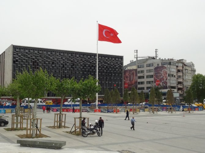 Taksim’de bayrak yeniden göndere çekildi