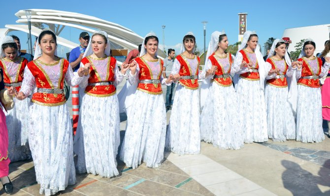 EXPO 2016 Antalya’da 1000 öğrenci ‘birlik ve barış halayı' çekti