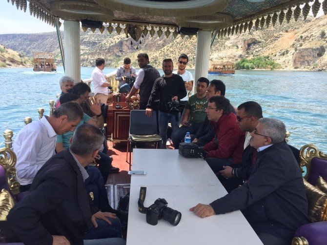 Basın Mensupları Fırat Nehrinde Tekneyle Tarihe Yolculuk Yaptı