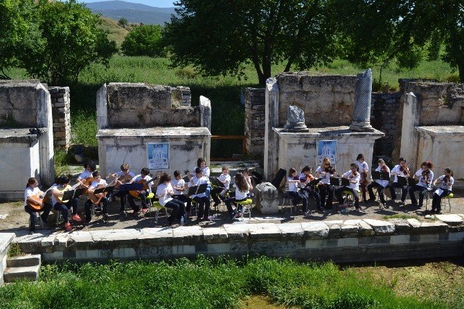 İzmirli Öğrencilerden Afrodisias’a UNESCO Desteği