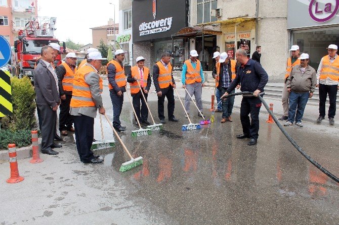 Belediye Başkanı, Elinde Fırçayla Sokak Temizledi