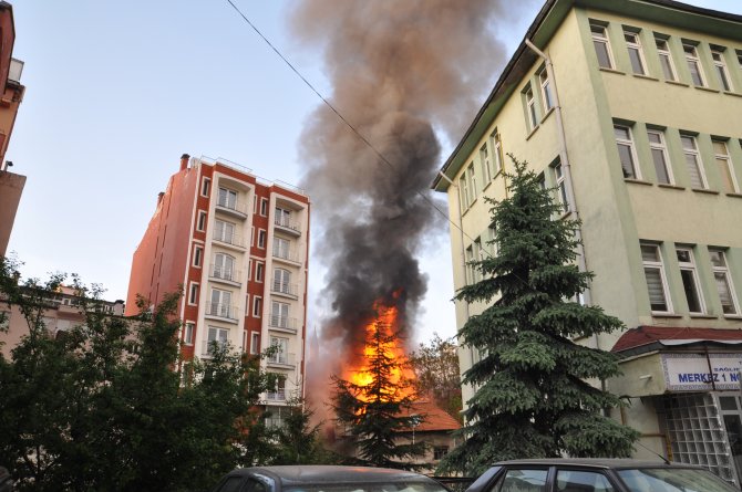 Kütahya'daki yangın: 3 işyeri ve 2 metruk bina yandı
