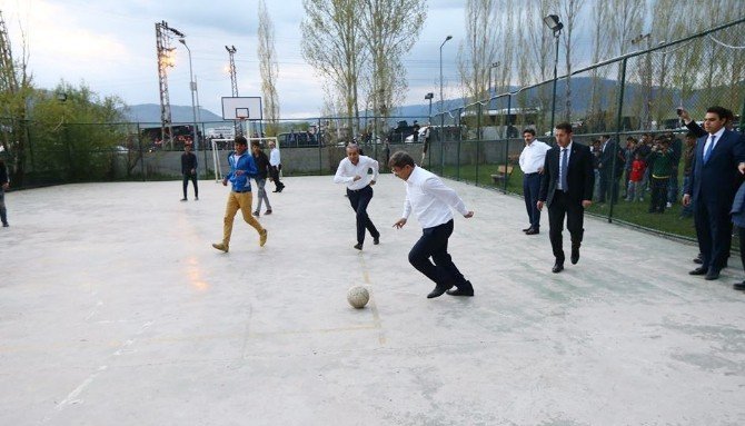 Başbakan Davutoğlu, Varto’da Çocuklarla Futbol Oynadı