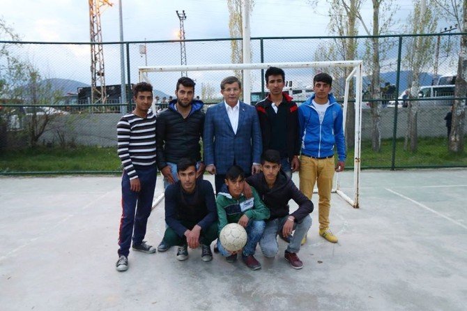 Başbakan Davutoğlu, Varto’da Çocuklarla Futbol Oynadı
