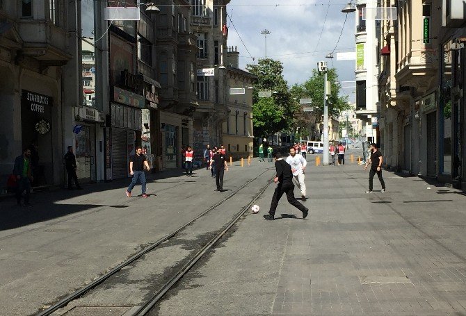 1 Mayıs’ı İstiklal Caddesi’nde Top Oynayarak Kutladılar