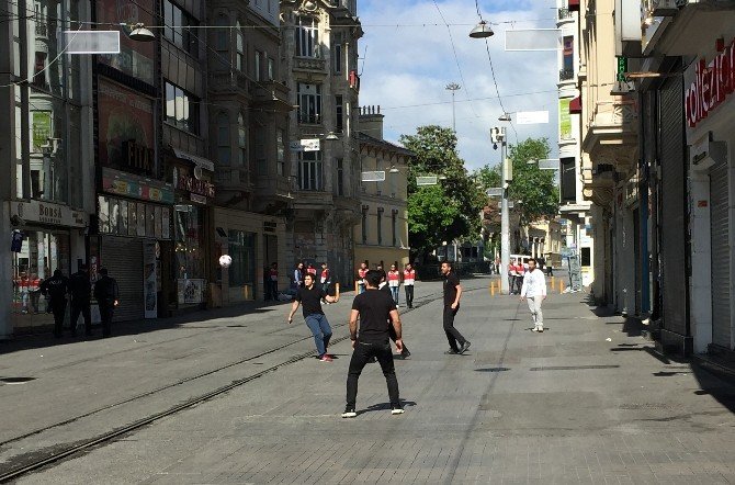 1 Mayıs’ı İstiklal Caddesi’nde Top Oynayarak Kutladılar