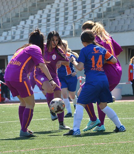 Kızlar Sahada Turnuvası'nda Galatasaray finali kovalıyor