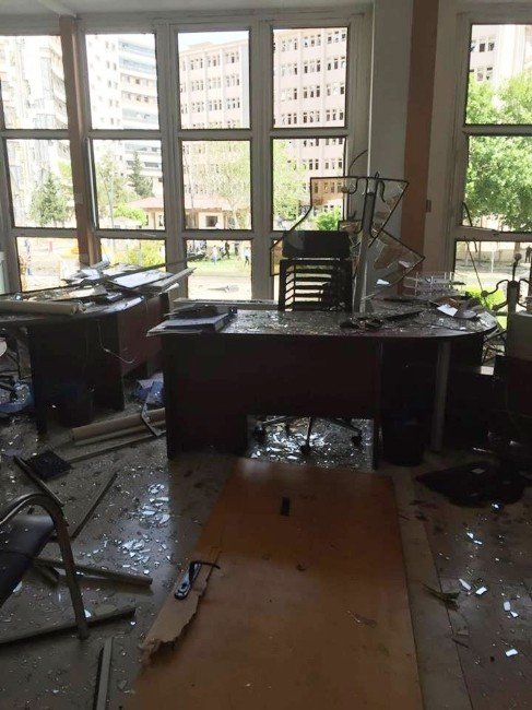 Gaziantep’teki Patlamada Büyükşehir Binasında Da Hasar Oluştu