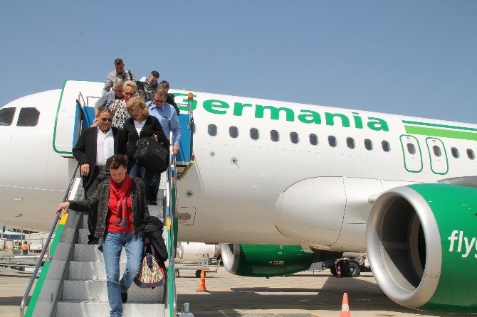 Alman Ve Danimarkalı Yolcuları Taşıyan Uçaklar Gazipaşa-alanya Havalimanı’na İndi