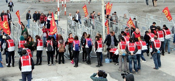 Bakırköy’de Gruplar Kortej Halinde Alana Gelmeye Başladı