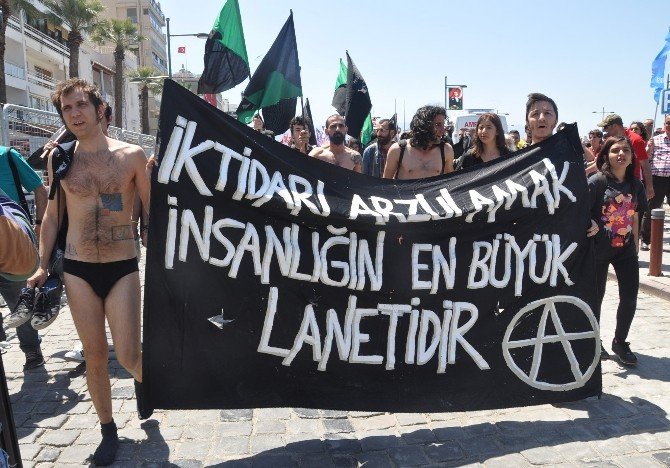 İzmir’de Kadın Ve Erkeklerden Çıplak Protesto