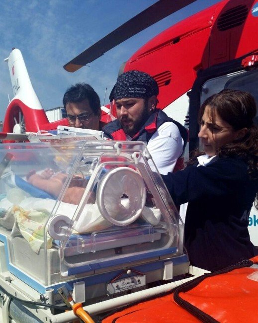 Ambulans Helikopter 2 Günlük Bebek İçin Havalandı