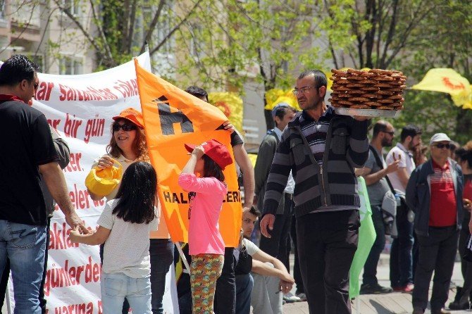 Sivas’ta 1 Mayıs Halaylarla Kutlandı