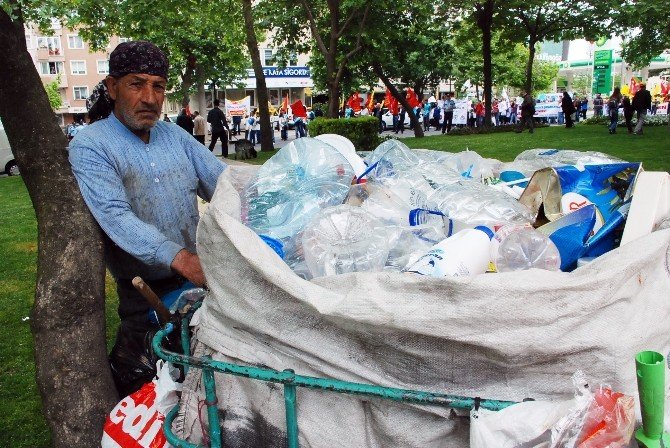 Geçimini Çöp Toplayarak Sağlayan İşçi: “1 Mayıs Gelmiş Neyime”