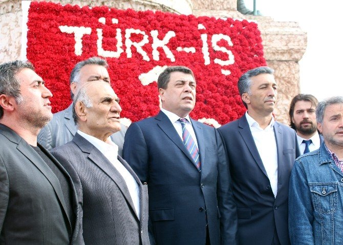 Türk-iş, Taksim Cumhuriyet Anıtı’na Çelenk Bıraktı