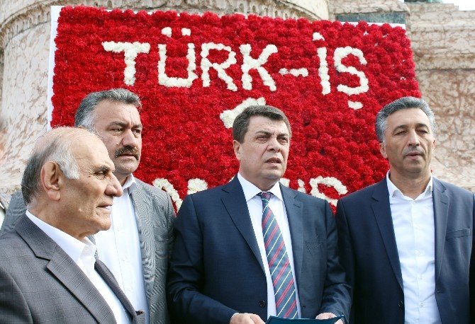 Türk-iş, Taksim Cumhuriyet Anıtı’na Çelenk Bıraktı